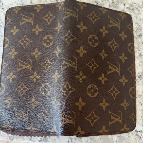 AUTHENIC LOUIS VUITTON LARGE ZIPPY ORGANIZER  WALLET IN MONOGRAM - Picture 9 of 10